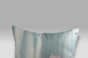 Cuscino 60x60 Delft Flower Sky lino stampato su base sfumata Designers Guild