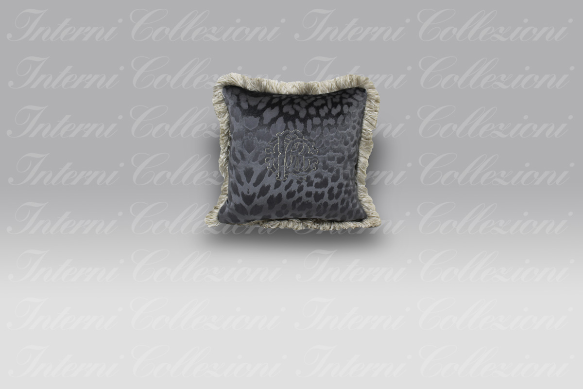 Cuscino Monogram grigio Roberto Cavalli (1) Cuscino Monogram grigio Roberto Cavalli