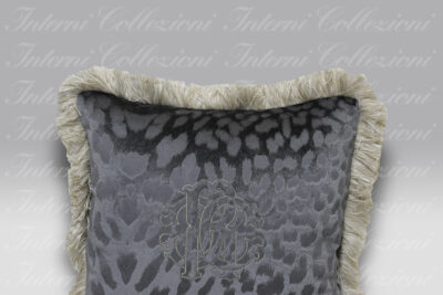 Cuscino Monogram grigio Roberto Cavalli